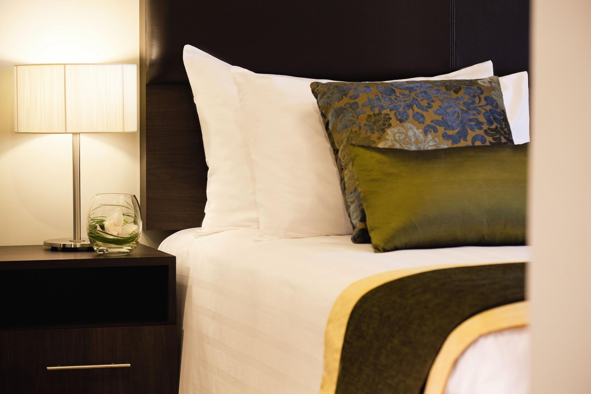 Moevenpick Hotel Apartments Al Mamzar Dubai Exterior foto A bed with a throw