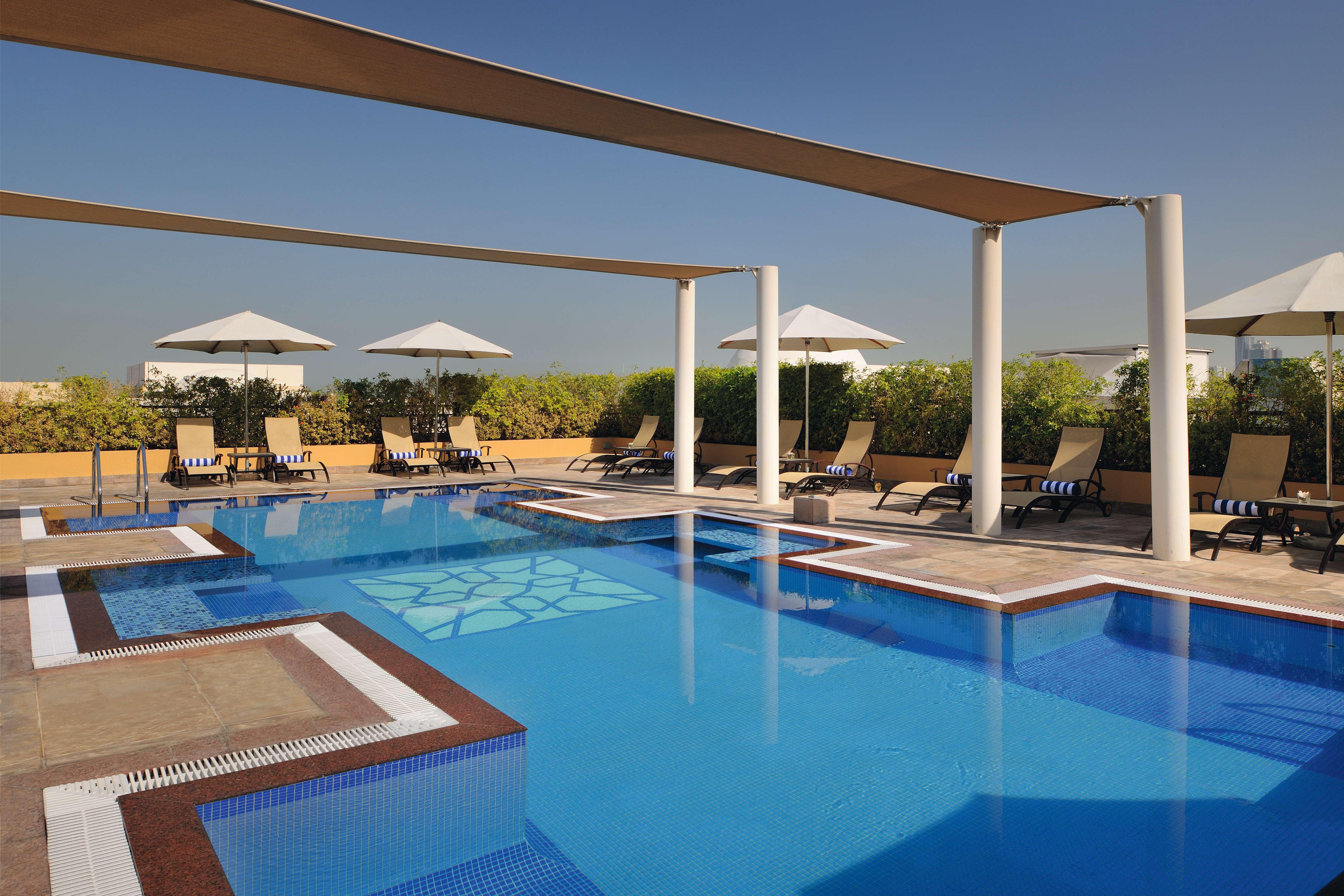 Moevenpick Hotel Apartments Al Mamzar Dubai Exterior foto The swimming pool at the hotel