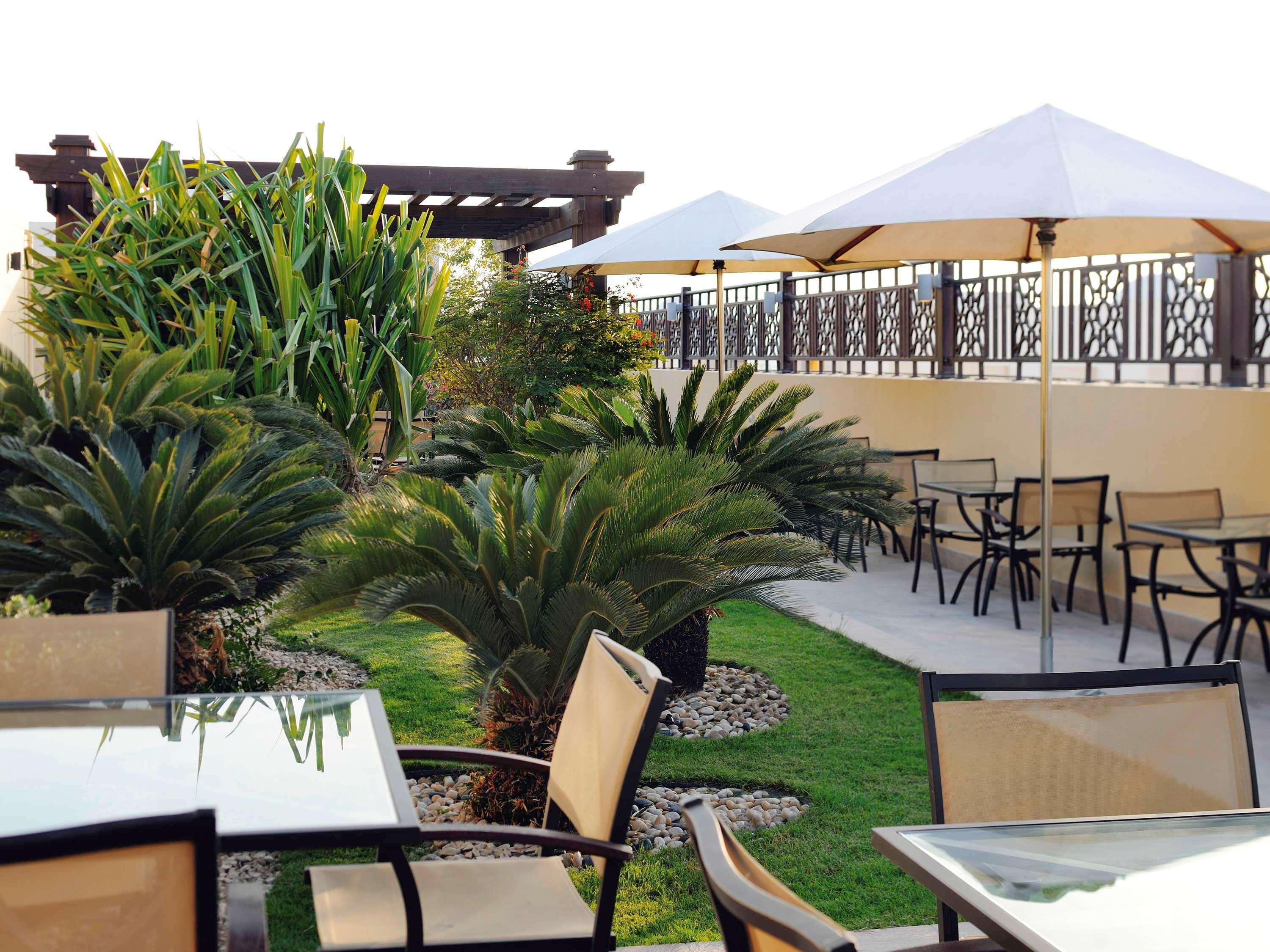 Moevenpick Hotel Apartments Al Mamzar Dubai Exterior foto The rooftop garden at the hotel