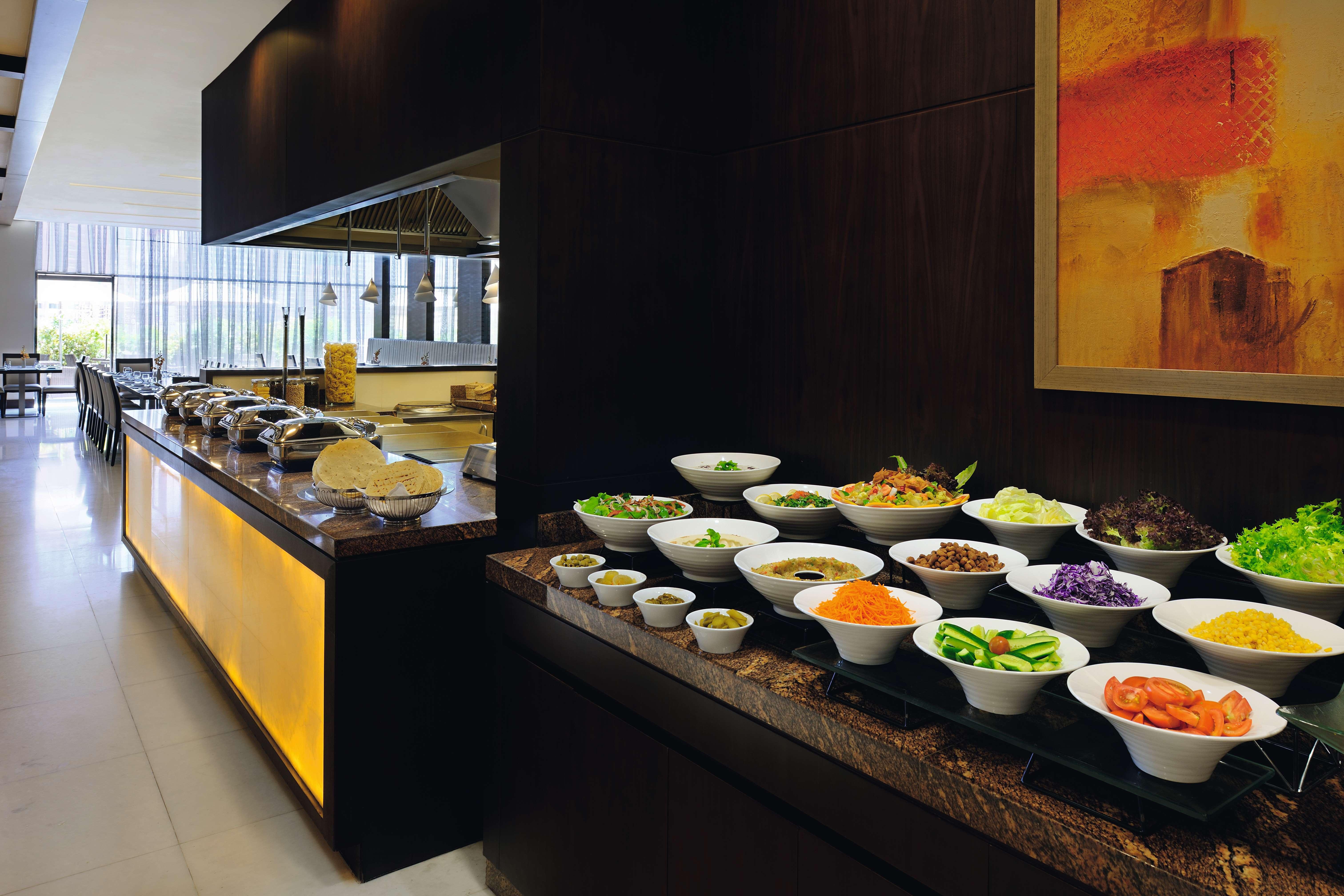 Moevenpick Hotel Apartments Al Mamzar Dubai Exterior foto A salad bar