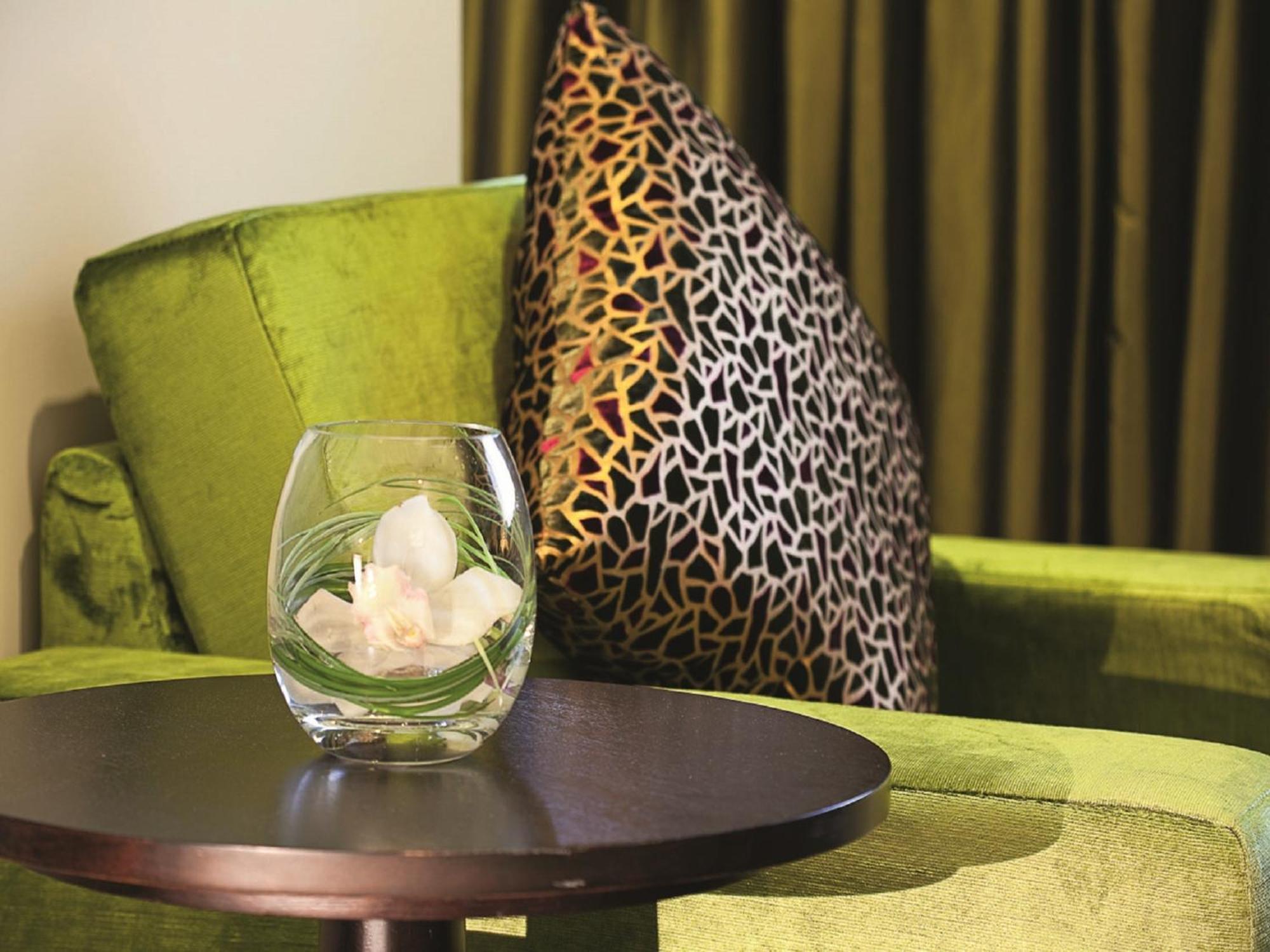Moevenpick Hotel Apartments Al Mamzar Dubai Quarto foto A green sofa