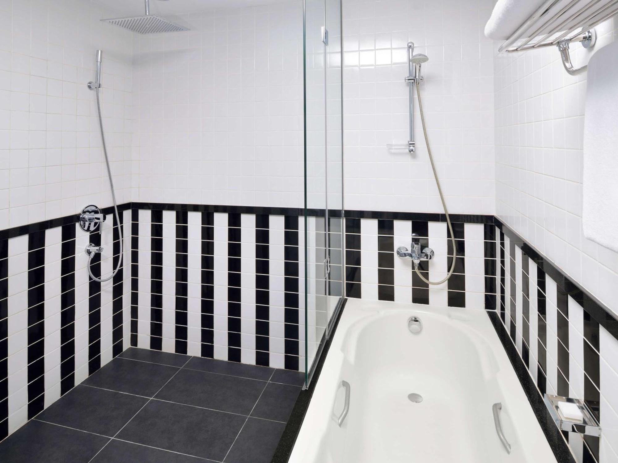 Moevenpick Hotel Apartments Al Mamzar Dubai Exterior foto Bathroom with shower and bath