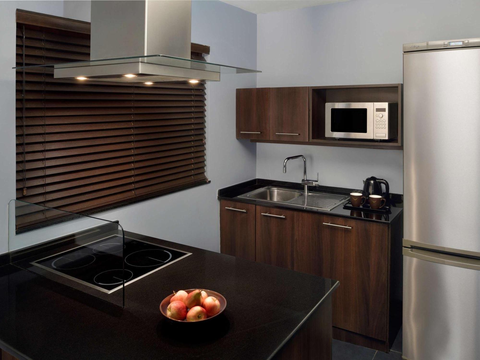 Moevenpick Hotel Apartments Al Mamzar Dubai Exterior foto A modern kitchen