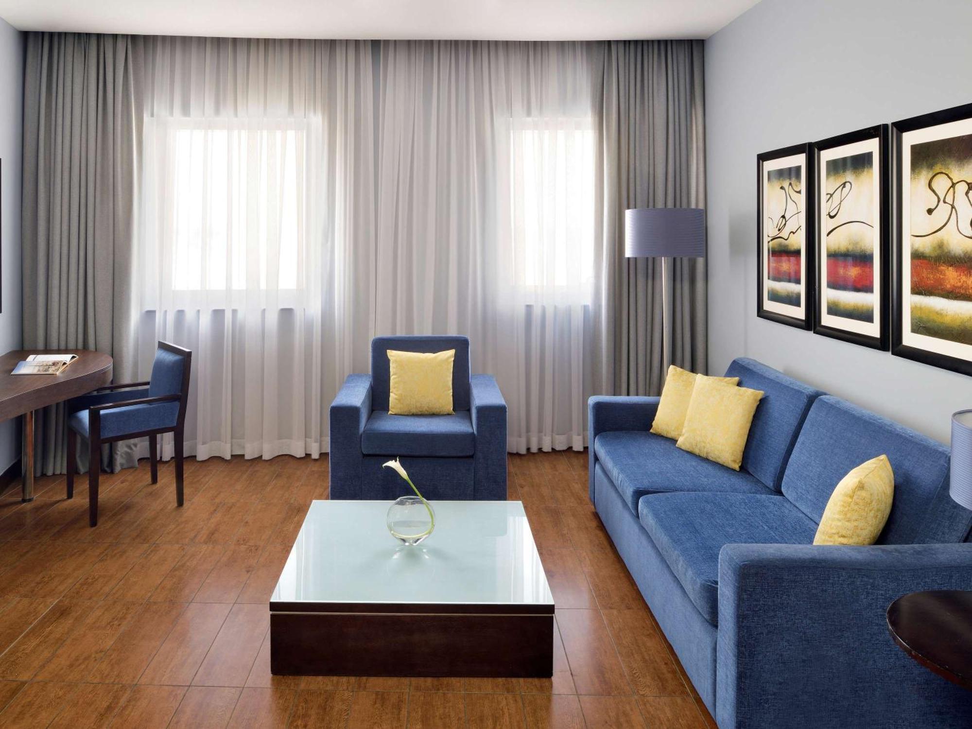 Moevenpick Hotel Apartments Al Mamzar Dubai Exterior foto A living room