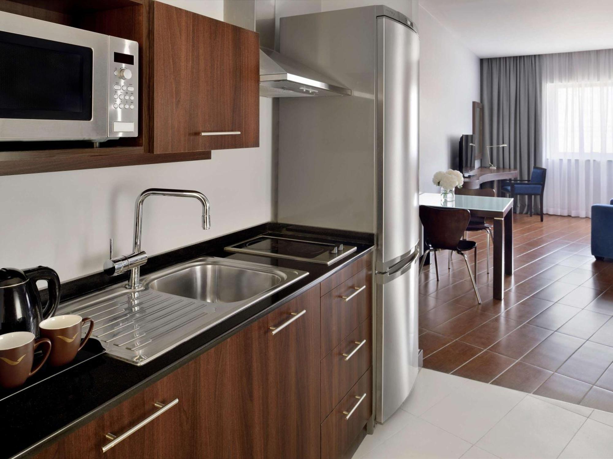 Moevenpick Hotel Apartments Al Mamzar Dubai Exterior foto Kitchenette