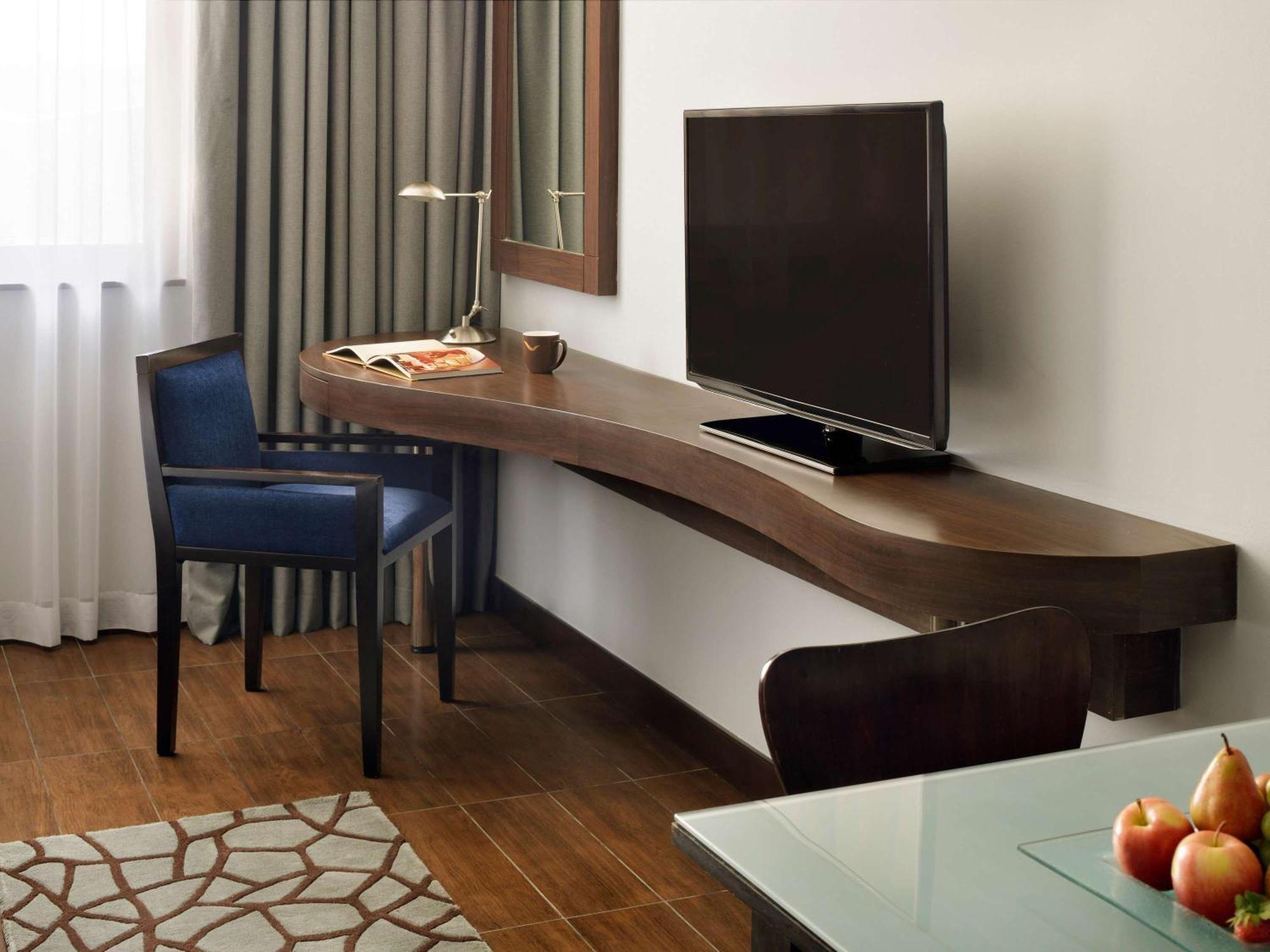 Moevenpick Hotel Apartments Al Mamzar Dubai Exterior foto A television in a hotel room