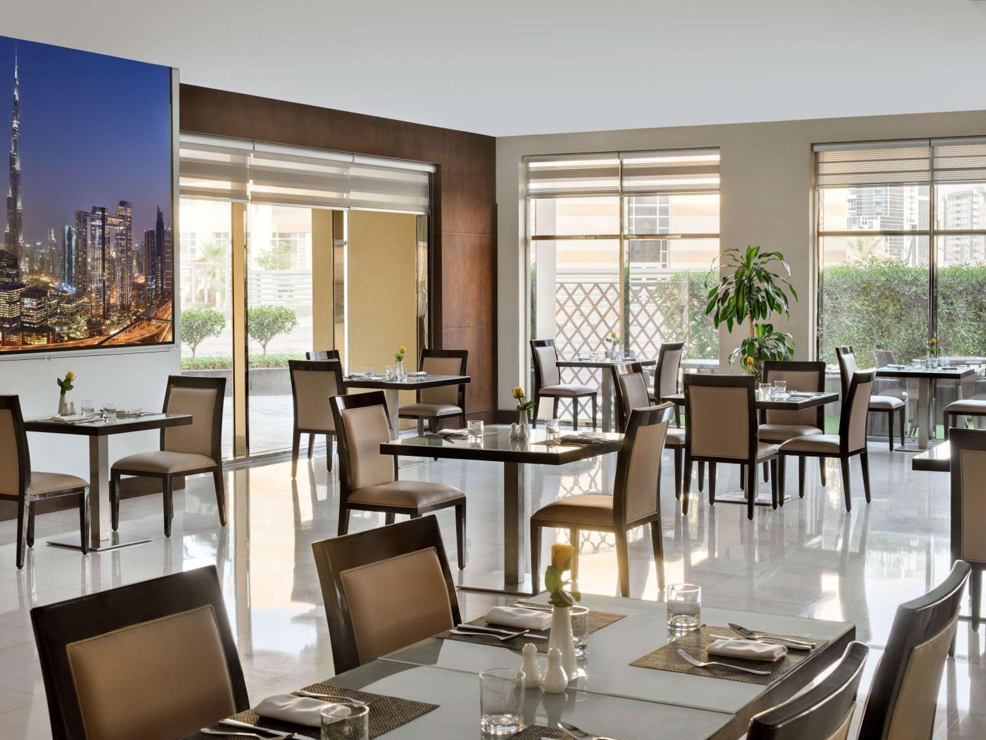 Moevenpick Hotel Apartments Al Mamzar Dubai Exterior foto The restaurant