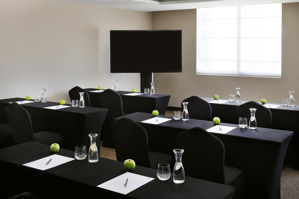 Moevenpick Hotel Apartments Al Mamzar Dubai Exterior foto Meeting room