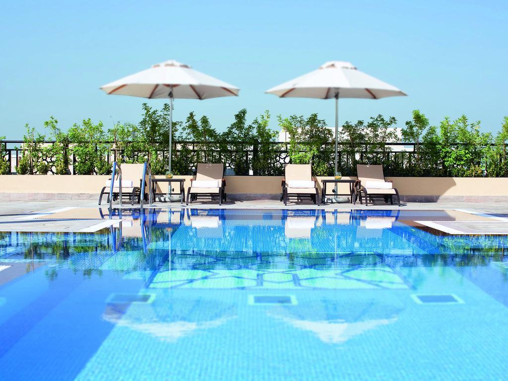 Moevenpick Hotel Apartments Al Mamzar Dubai Exterior foto The swimming pool at the hotel