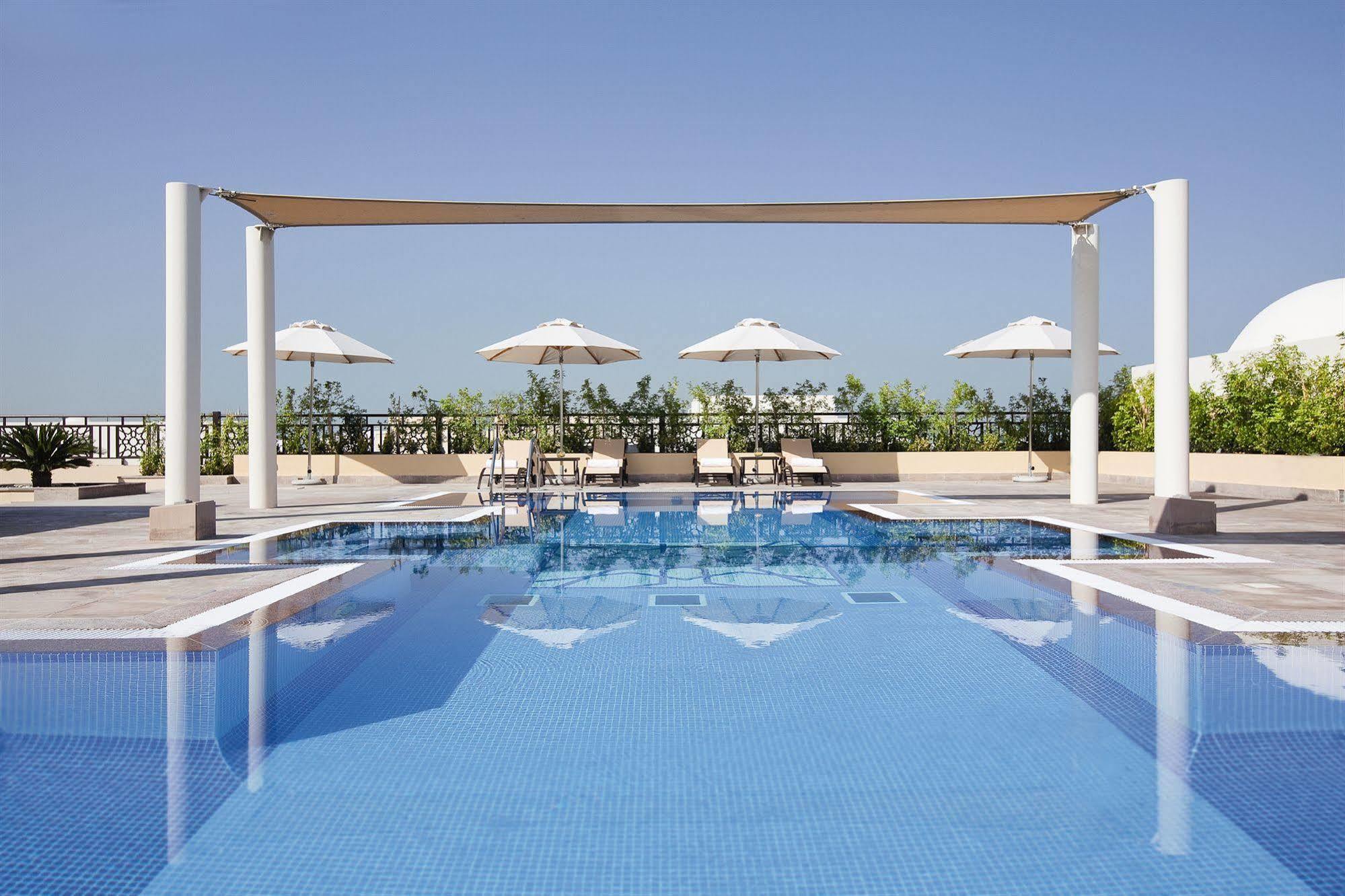 Moevenpick Hotel Apartments Al Mamzar Dubai Exterior foto The swimming pool at the hotel